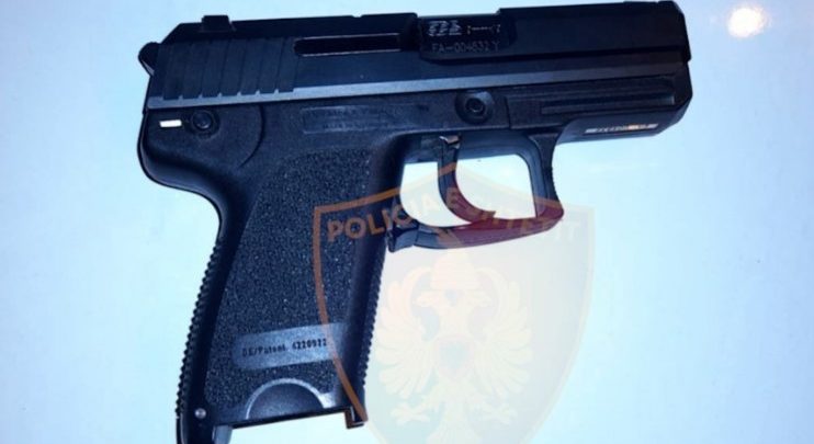 Qarkullonin në automjet me armë zjarri, vihet në pranga shoferi dhe pasagjeri