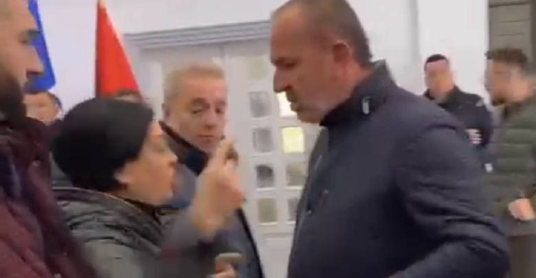 Kaos në hollin e PD, mbështetësit e Bashës e Berishës përplasen verbalisht
