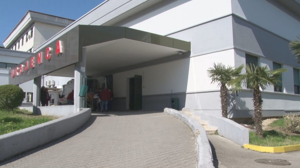 Aksident në Durrës, makina përplaset me kamionin, lëndohet pasagjerja