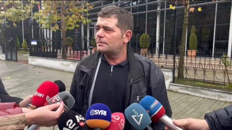 Shqiptari u vetëvarë në furgonin e policisë greke, flet i vëllai: E papranueshme, është vrasje