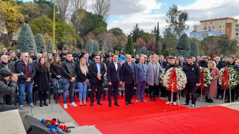 8 Dhjetori, djali dhe bashkëshortja e Azem Hajdarit në krah të Berishës