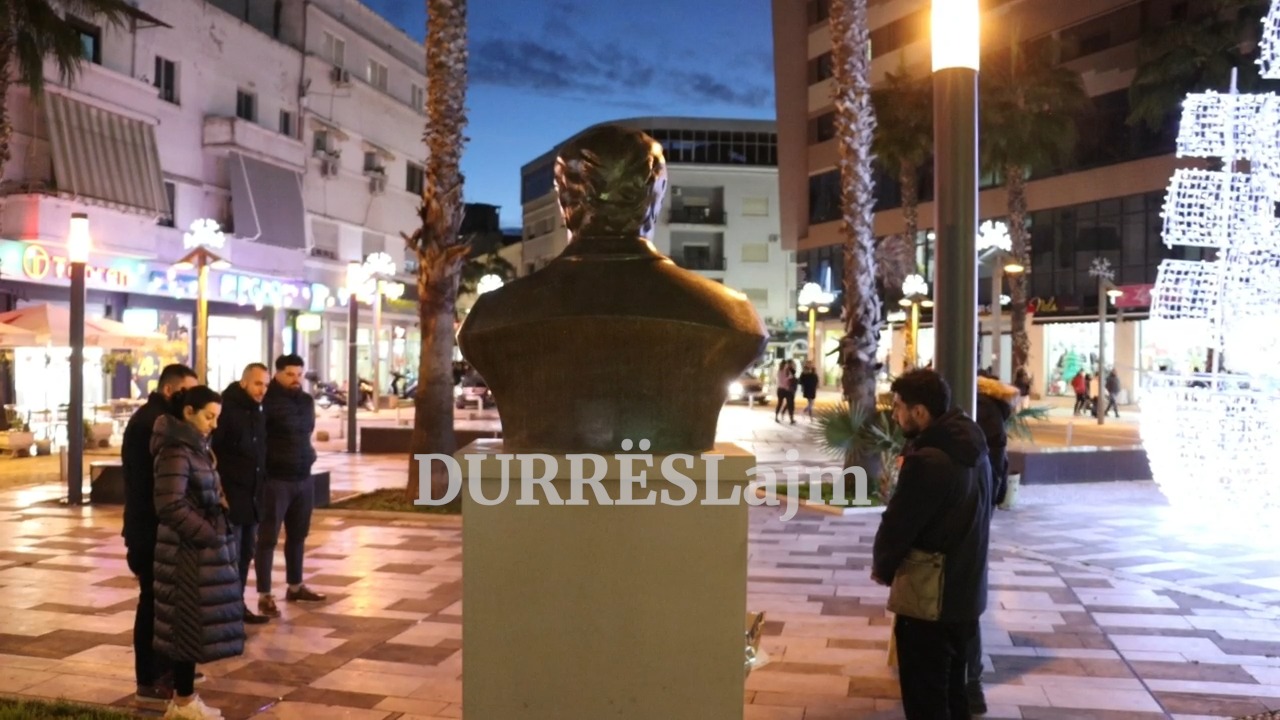 Dita Kombëtare e Rinisë, të rinjtë demokratë durrsakë homazhe në bustin e Azem Hajdarit (VIDEO)