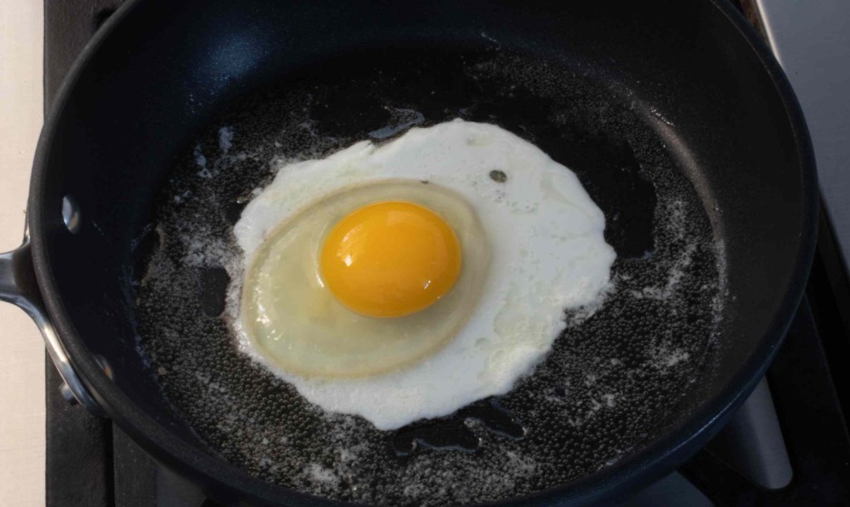 As që ju ka shkuar në mendje! Gabimi që bëni të gjithë para se të gatuani vezë