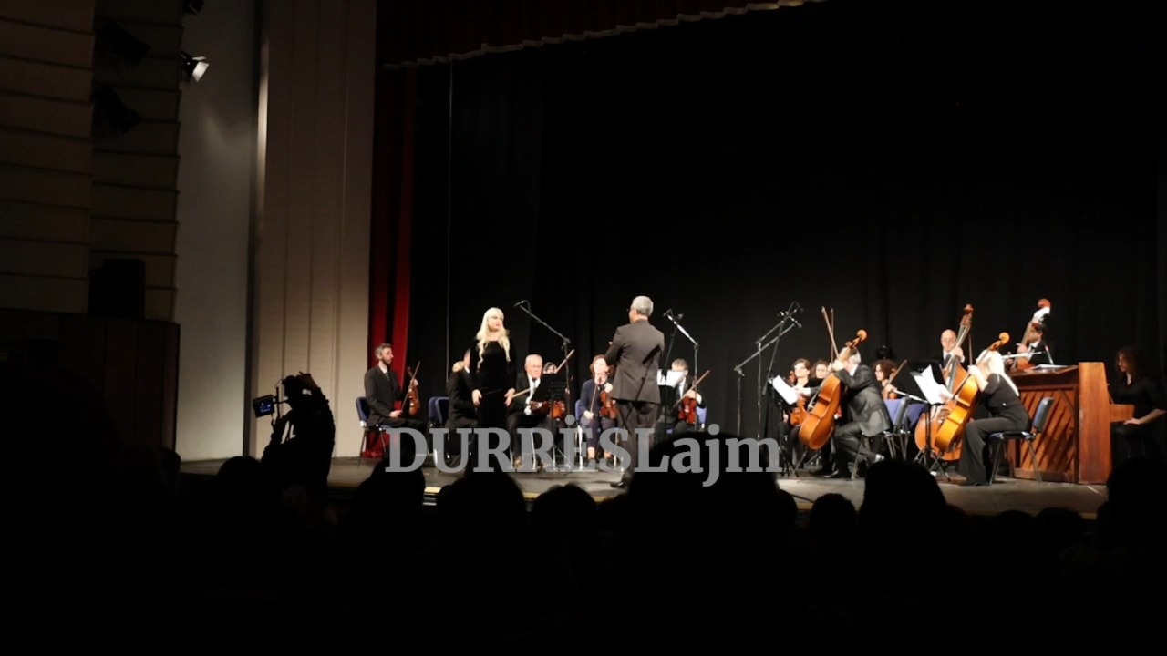 Orkestra e Harqeve e Durrësit zhvillon koncert për festat e fundvitit (VIDEO)