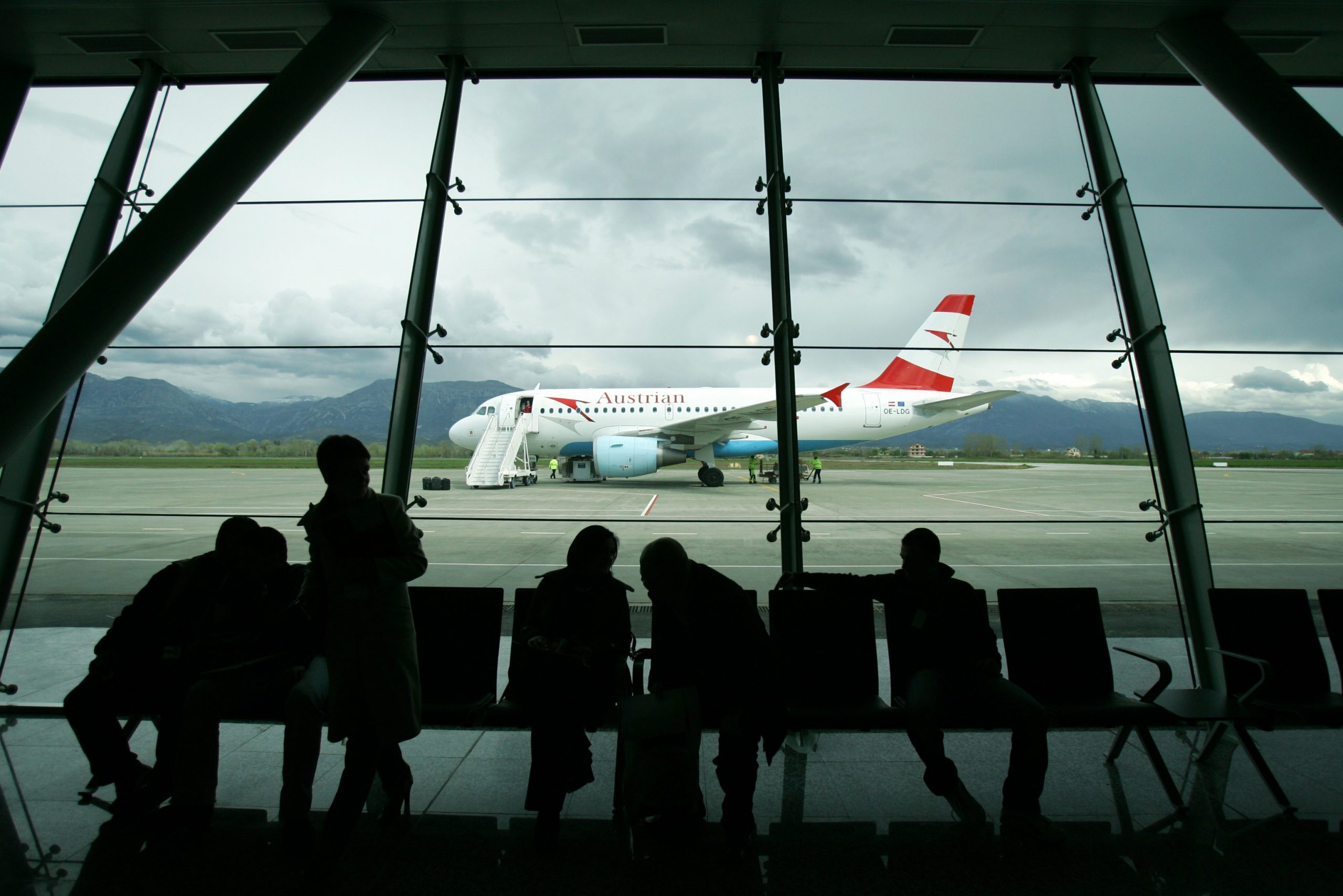 Italia shtrëngoi masat anti-Covid, bllokohen në aeroport 100 shqiptarë të Kosovës