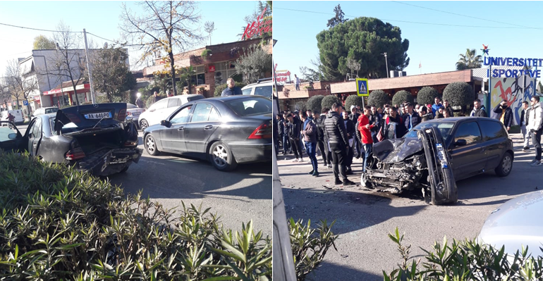 Përplasen keq dy makina, katër persona të plagosur