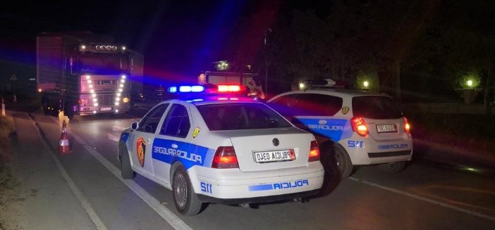 Automjeti del nga rruga, 3 adoleshentë plagosen, njëri në gjendje të rëndë