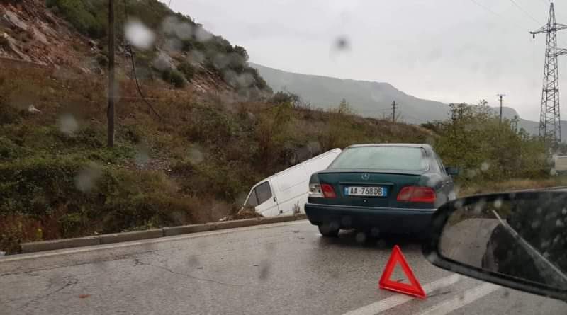 23-vjeçari humb kontrollin e mjetit dhe del nga rruga, plagosen tre pasagjerët