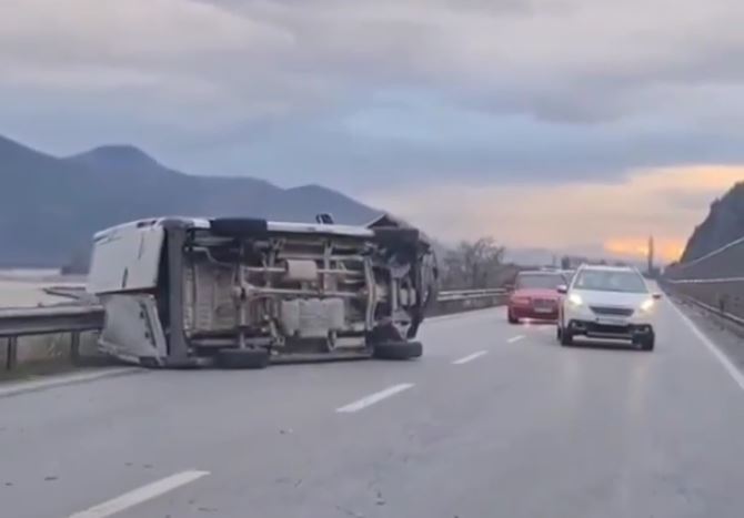 Aksident i rëndë, furgoni përmbyset në rrugë, ka të lënduar