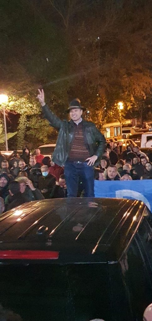 Festimi legjendar i dhëndrit të Berishës pas referendumit te selia e PD (VIDEO)