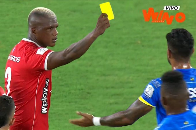 Arbitrit i bie kartoni i verdhë, lojtari e “ndëshkon” në vend të tij