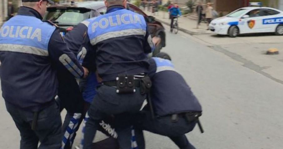 Vjedh makinën, por dehet nga gëzimi, policia kap pas disa orësh hajdutin maroken