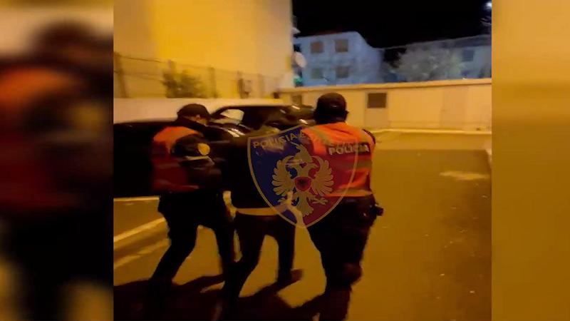 Rrahu një person deri sa humbi ndjenjat dhe i mori portofolin, e pëson autori 54-vjeçar (EMRI)