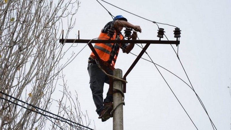 EMRI+FOTO/ Ra në kontakt me rrymën elektrike bashkë me kolegun, ndërron jetë punonjësi i OSHEE
