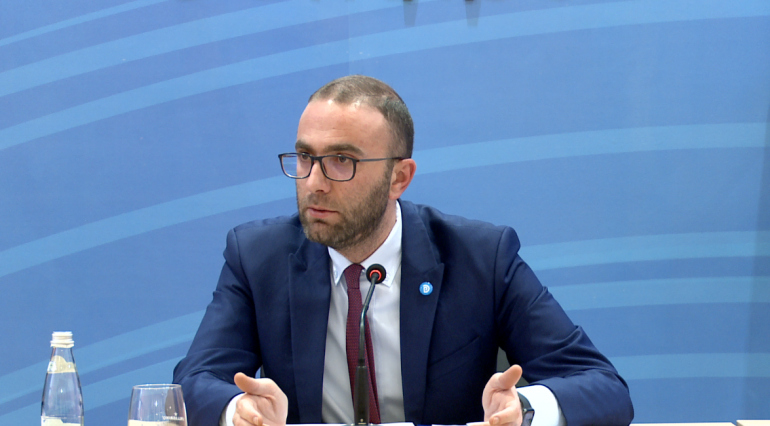 Gazetarët i kërkojnë listat e delegatëve, Bardhi: Nuk ua jap, nuk janë për t`u nxjerr në rrugë