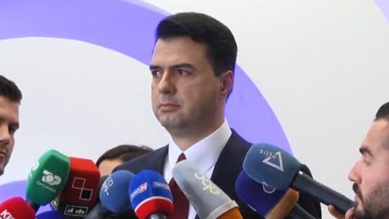 Berisha mbush plot stadiumin, Basha mbërrin në seli: “Nuk do të lejoj asnjë që të…” (VIDEO)