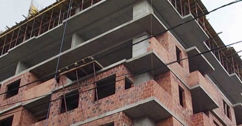 Bie nga lartësia e pallatit ku po punonte, humb jetën 35-vjeçari