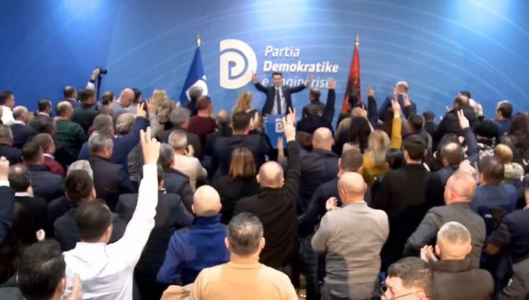 Miratohet rezoluta e Këshillit Kombëtar të PD: “Çdo vendim i lëvizjes Berisha është nul, jemi me Bashën”