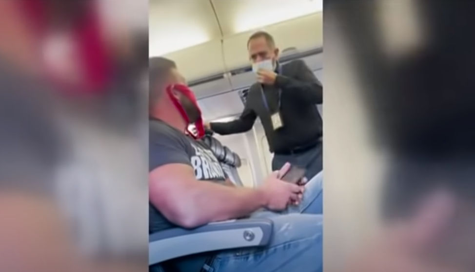 VIDEO/ Kishte vendosur të brendshme të kuqe në vend të maskës, burri zbritet nga avioni