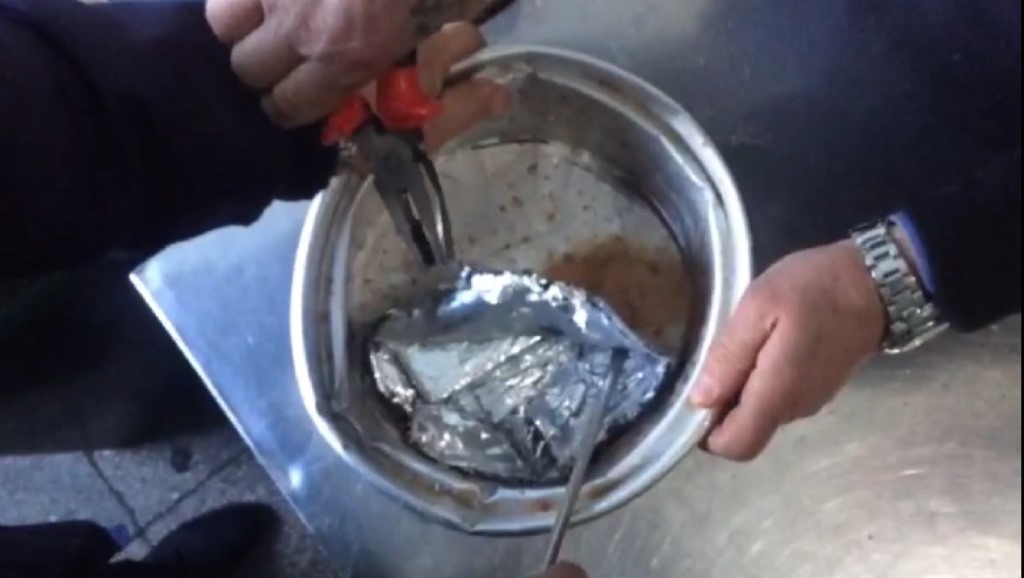 Iu gjet celular në tenxheren që po i dërgonte në burg djalit, në pranga babai (EMRI)