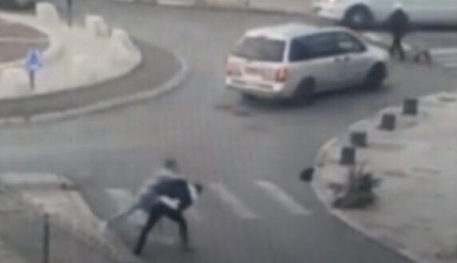Sulm me thikë ndaj kalimtarëve, policia vret adoleshentin në qendër të qytetit (VIDEO)