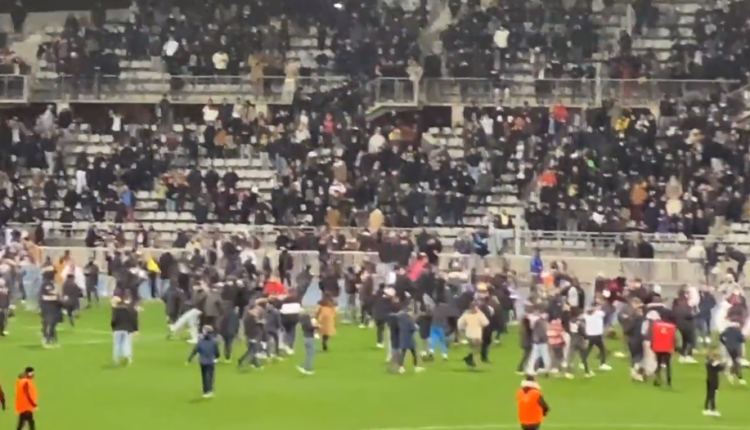 “Çmenden” tifozët francezë! “Pushtojnë” fushën dhe mbyllin ndeshjen