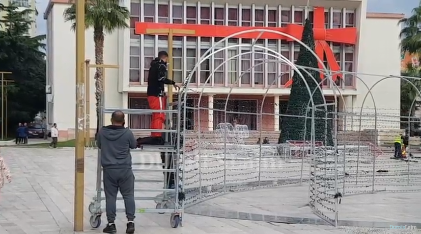 Nis instalimi i tunelit të dritave dhe pemës së Vitit të Ri në qendër të Durrësit (VIDEO)