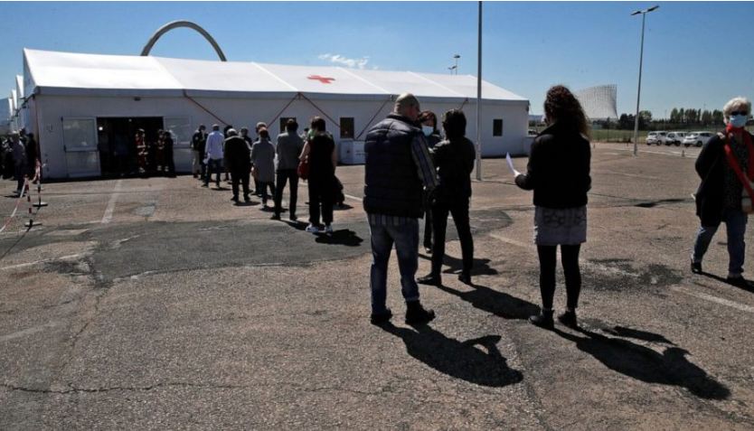 Shkon për tu vaksinuar me krah prej silikoni, e pëson dentisti