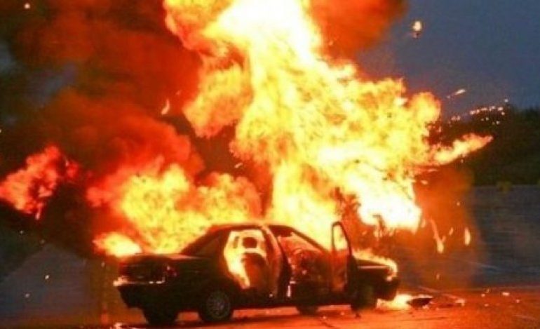 Merr flakë në ecje dhe digjet plotësisht makina, dyshimet e policisë