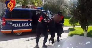 Policia “me dorë të hekurt”/ 11 të arrestuar, në pranga “gangsteri” që i vodhi çantën me dhunë të resë