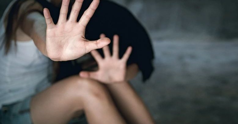 19-vjeçari kryen marrëdhënie seksuale me të miturën, nëna dhunon vajzën