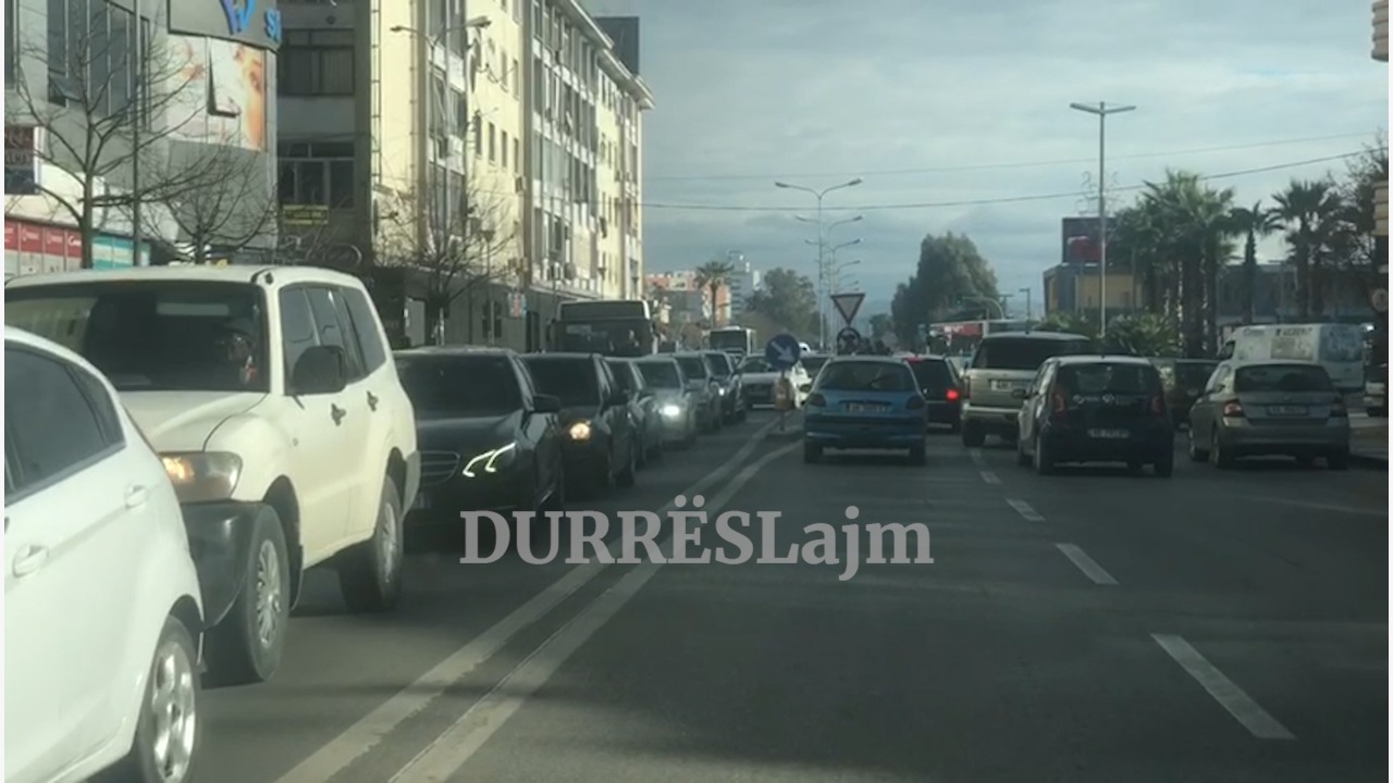 Festat e fundvitit rikthejnë trafikun e rënduar në Durrës (VIDEO)