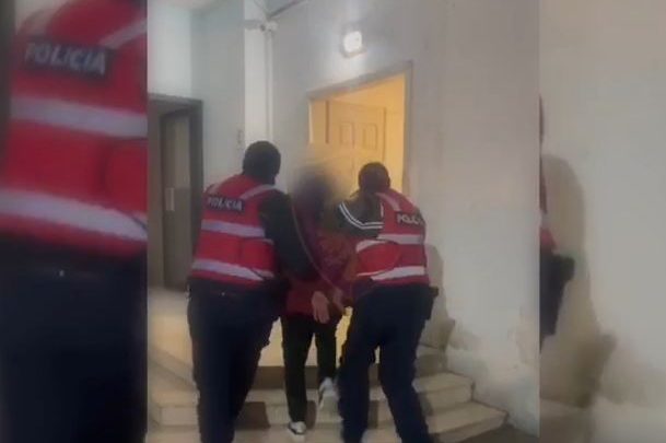 EMRI/ Rrëzoi nga shkallët 41-vjeçarin, duke i shkaktuar plagë të rënda, policia arreston të riun