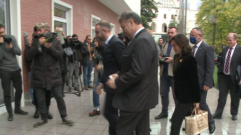 Gabriel Escobar mbërrin në selinë blu, pritet nga Bardhi dhe Tabaku