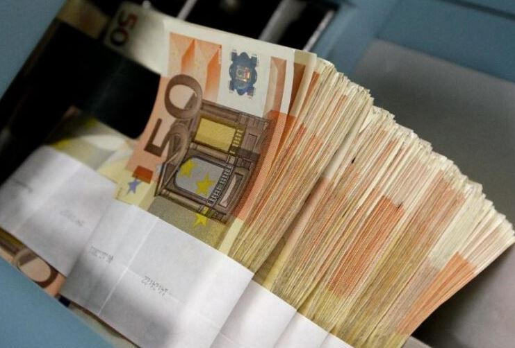 Euro prek nivelin më të ulët nga dhjetori i vitit 2007. Ja si e shpjegojnë agjentët e këmbimit valutor