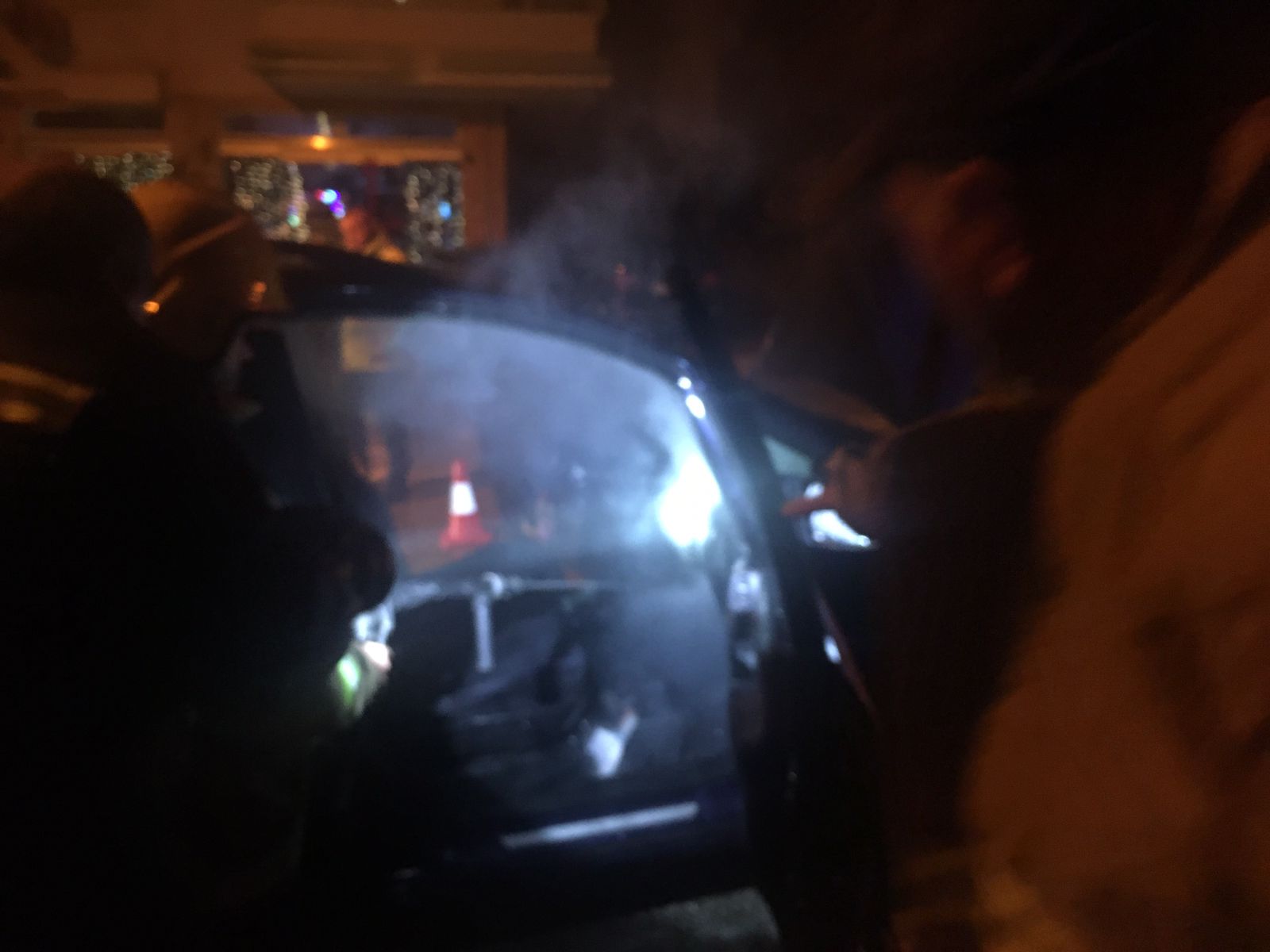 Përfshihet nga flakët makina në qytetin bregdetar, dalin detajet e para