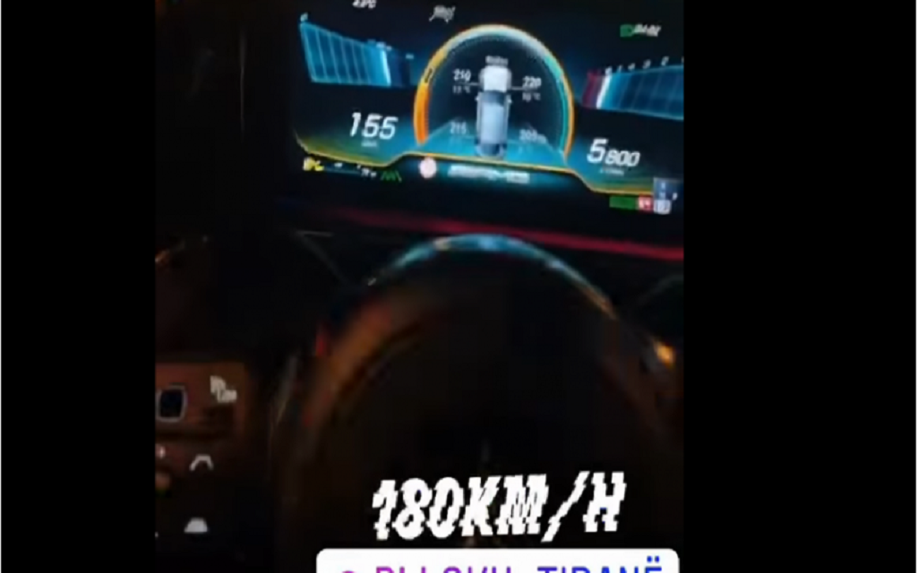 Me 180 km/h në mes të Tiranës, shihni të riun që nuk njeh limit shpejtësie dhe bën shfaqje në rrjetet sociale (VIDEO)