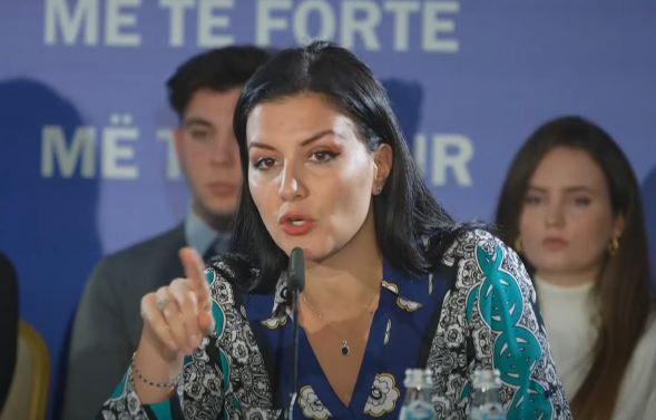 “Kapni pamjet e sallës si fillim, të pranishmit pak më entuziastë”, Garo jep instuksionet para “Foltores” pa ditur që ishte live