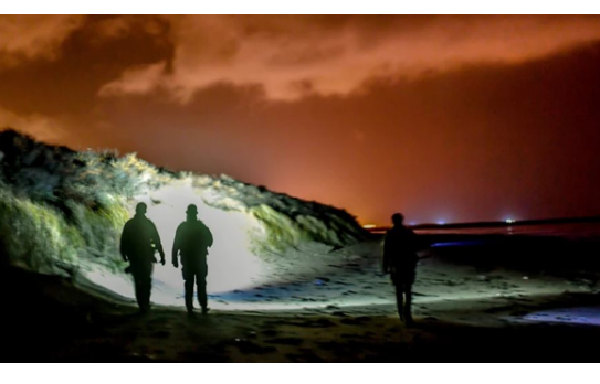 E trishtë/ Gjenden trupat e pajetë të 28 emigrantëve në bregdet, dyshohet se ka dhe të tjerë