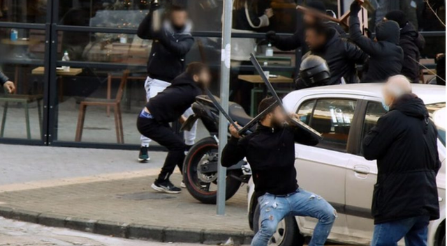 Sherr masiv me karrige e shkopinj para gjykatës