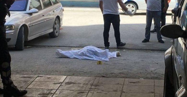 Hidhet nga kati i 3 i pallatit një grua