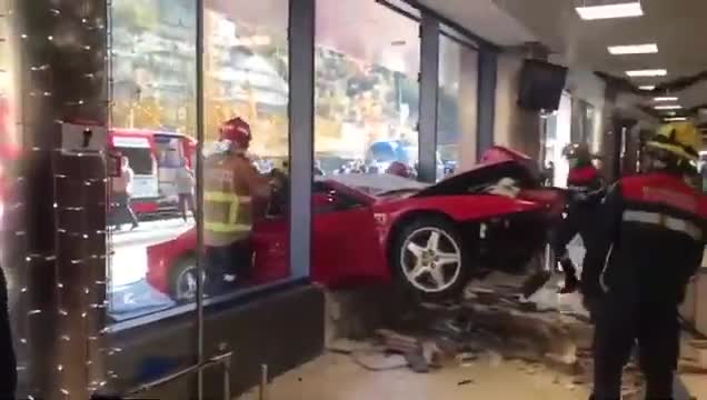 I moshuari me Ferrari “humb rrugën” dhe përfundon brenda qendrës tregtare (VIDEO)