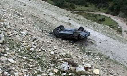 Aksident i rëndë, makina del nga rruga dhe bie në humnerë