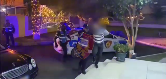 Durrës, prangosen në flagrancë dy të rinj, qarkullonin me armë me vete. Ja çfarë i “tradhtoi” (VIDEO)