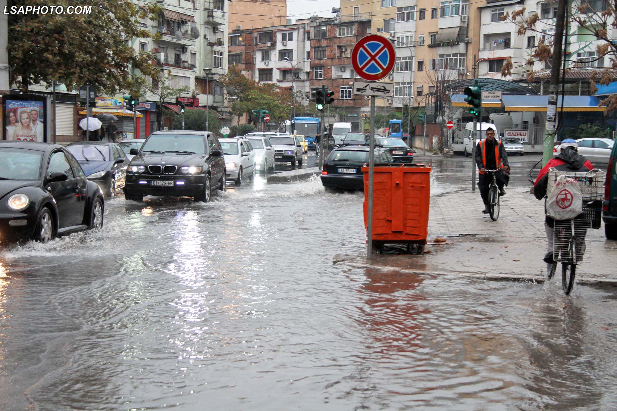 Reshje të dendura shiu, IGJEUM paralajmëron rrezik përmbytjesh