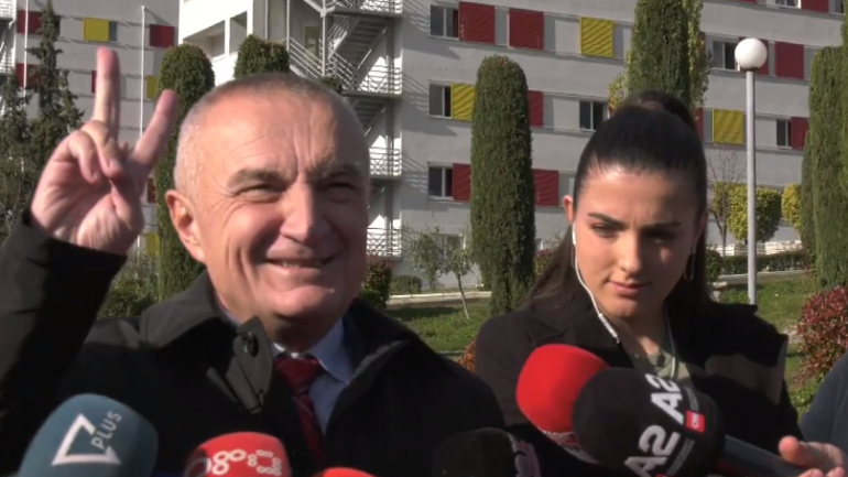 Presidenti Meta vendos homazhe te busti i Azem Hajdarit: Liri, demokraci, jo më vonë, por tani