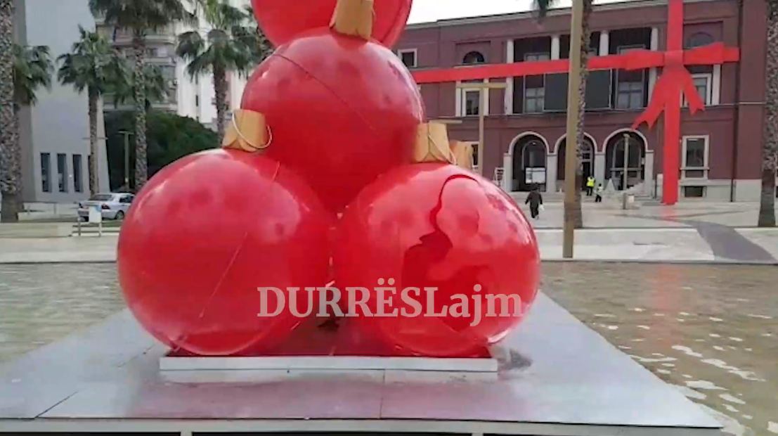 VIDEOLAJM/ Dëmtohen disa nga elementët e dekorit të festave të fundvitit