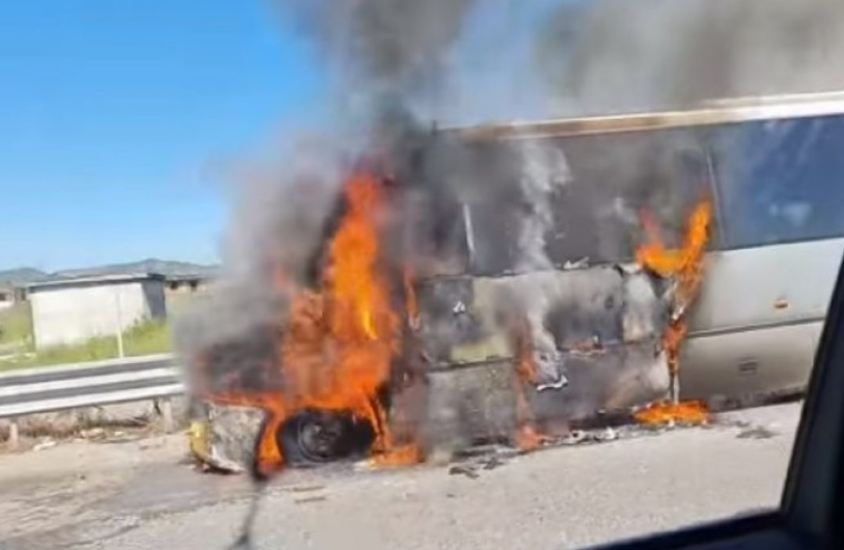 Po kthente fëmijët nga shkolla, merr flakë autobusi me nxënës