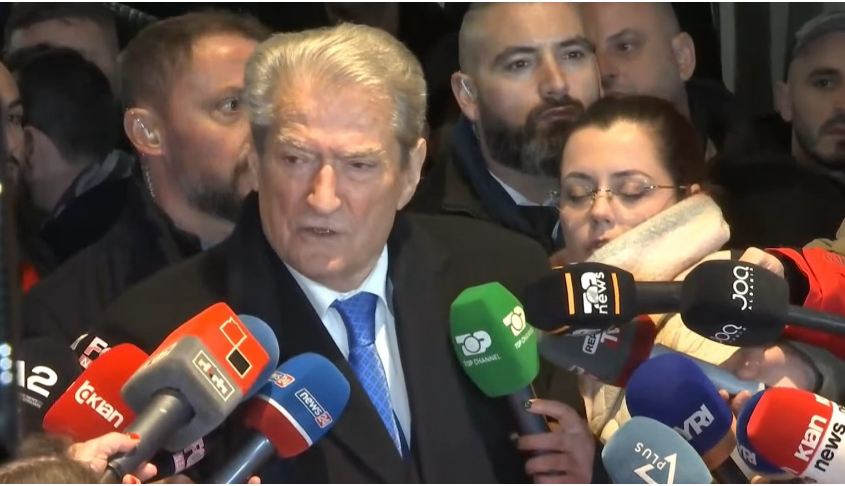 Selia e PD-së e rrethuar nga policia, Berisha-Ramës: Hiq dorë nga mbrojtja e pengut tënd