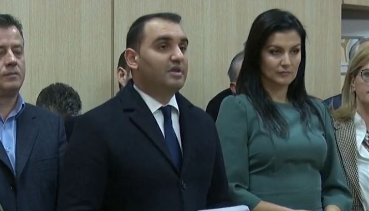 Komisioni i Rithemelimit të PD shkon në selinë blu, nuk është i pranishëm Sali Berisha